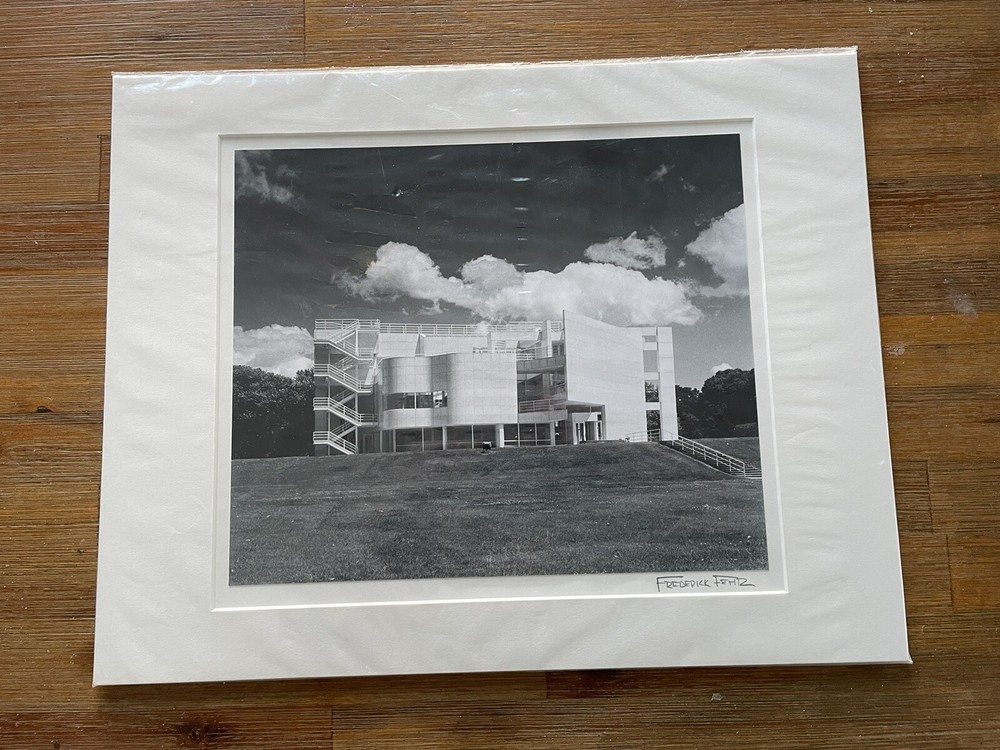 Frederick Fehr: «Untitled» (The Atheneum, New Harmony, IN) c. 2004/ C-Print 