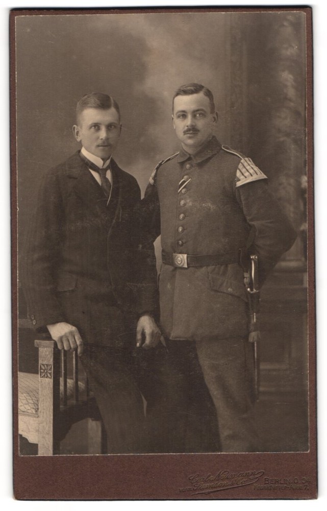 Photograph Carl Neumann, Berlin, soldier in musician uniform with bayonet and s