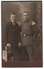 Photograph Carl Neumann, Berlin, soldier in musician uniform with bayonet and s