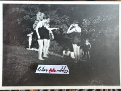 ❤️Set 2xPhoto Beautiful Women Kids 30-40? Meadow Play Catch Bathing Swimsuit 6×8