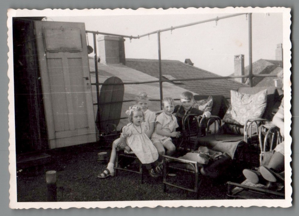 Photograph Children on Roof Terrace with Furniture 1944 in Berlin (K1076)