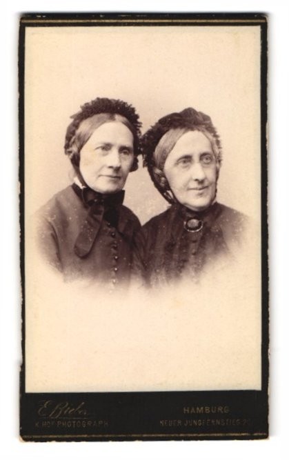Photograph E. Bieber, Hamburg, Neuer Jungfernstieg 20, two older ladies in sch