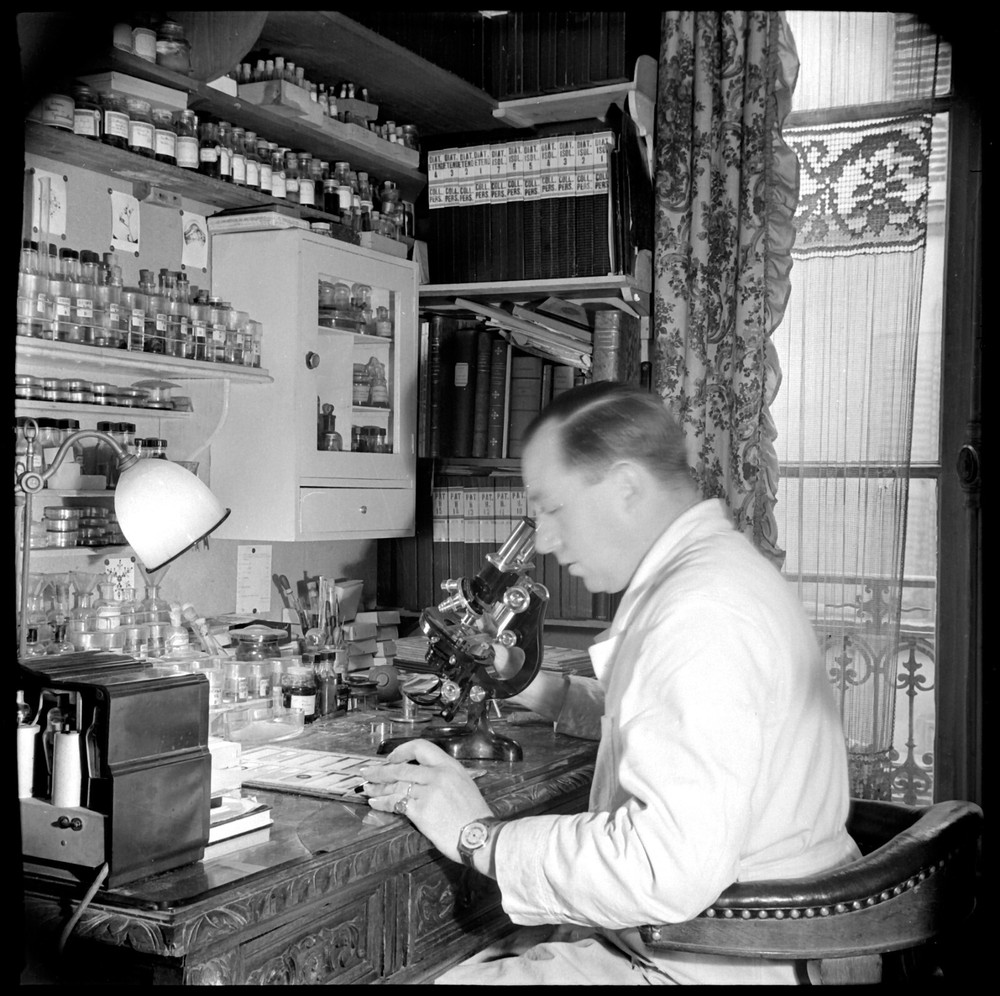 Portrait Homme Biologist School Calculator Lab 2 Antique Negative Photo an1950