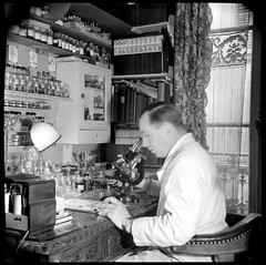 Portrait Homme Biologist School Calculator Lab 2 Antique Negative Photo an1950
