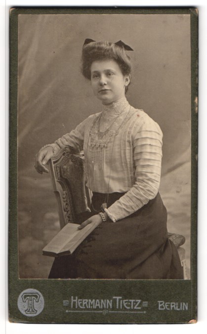 Photograph Hermann Tietz, Berlin, Leipziger-Str. 46-50, young lady in blouse and