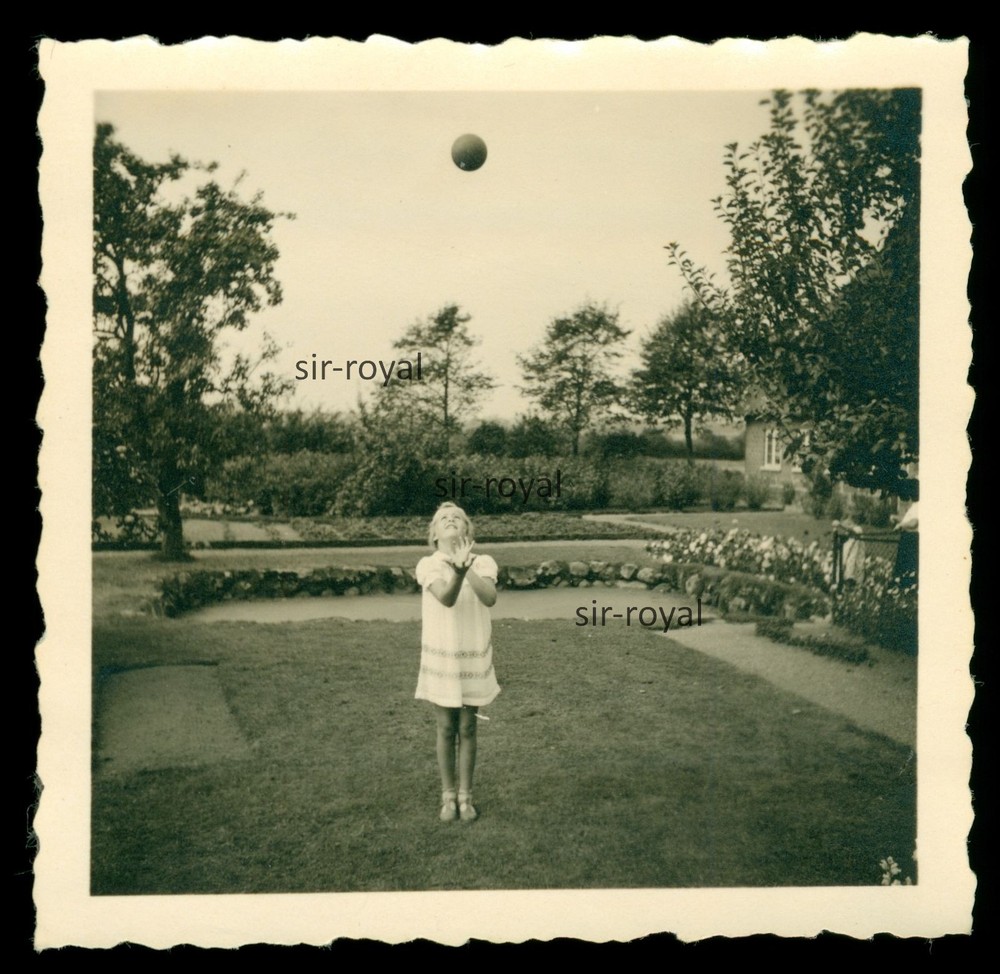 1949 – Blonde Girl Throws Ball High In The Air – 1940s – Photo 6x6cm