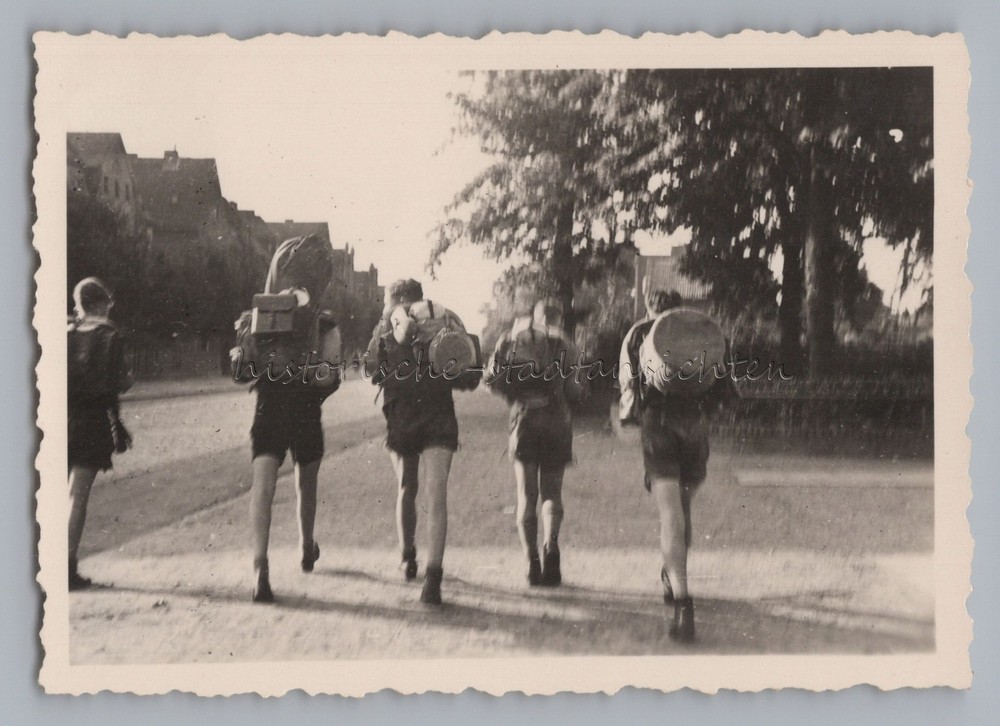 Hamburg 1950 – Boy Scouts on Walk – Boys Leisure – Old Photo
