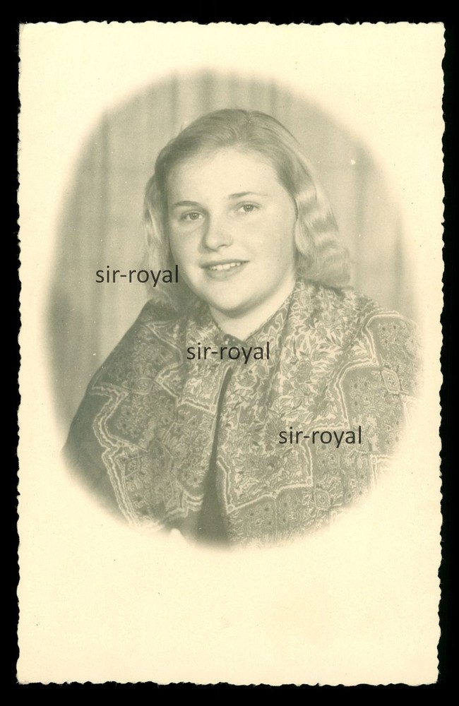 Pretty Blonde Woman in Portrait – 1930s – Photo Postcard 9x14cm