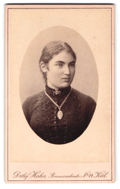 Photograph Detlef Hahn, Kiel, Brunswickerstraße 14, young lady in portrait