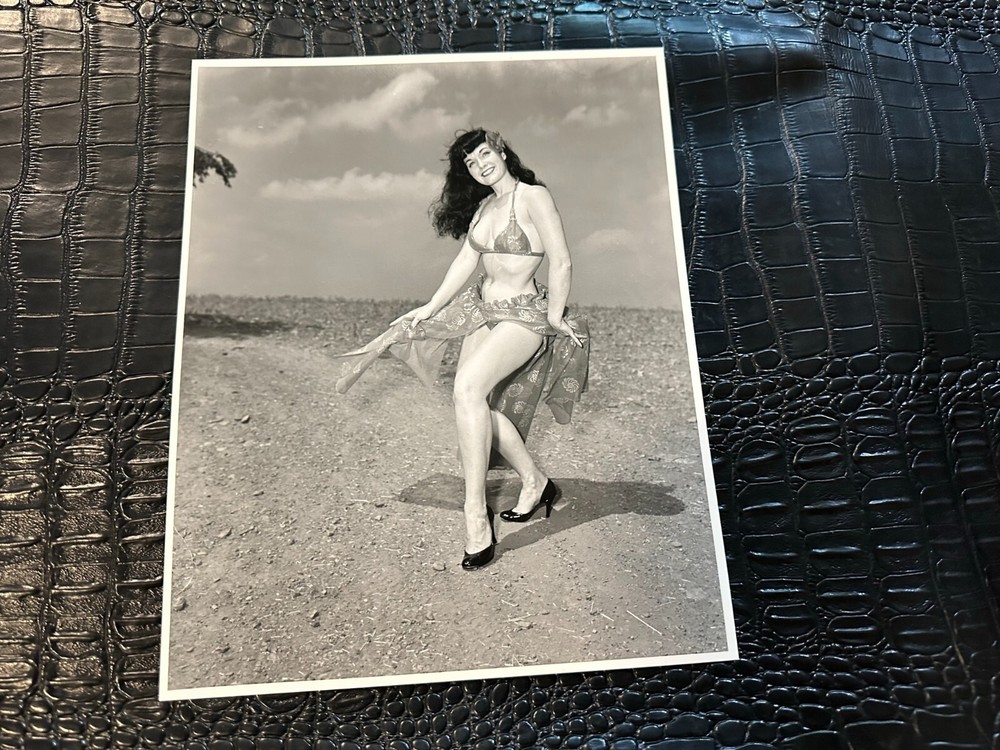 #23 BETTIE PAGE 8×10 B&W PINUP PHOTO