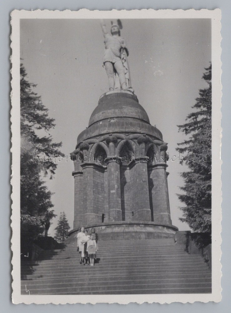 Detmold 1941 – Children in Front of the Hermann Monument – Old Photo 1940s