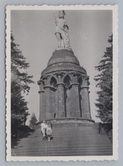 Detmold 1941 – Children in Front of the Hermann Monument – Old Photo 1940s