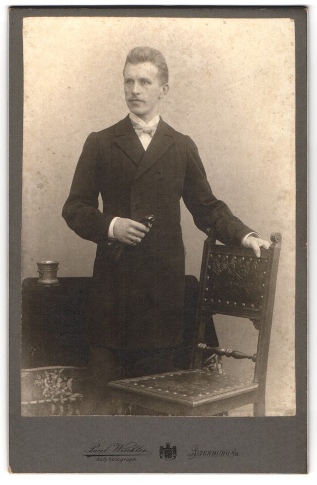 Photograph Paul Winkler, Altenburg, Amalienstraße 5, Elegant Gentleman with Chair
