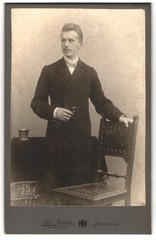 Photograph Paul Winkler, Altenburg, Amalienstraße 5, Elegant Gentleman with Chair