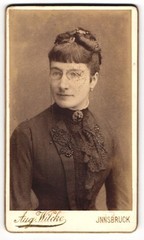 Photograph Aug Wilke, Innsbruck, Rudolfstraße 3, middle-class lady in black