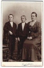 Photograph Carl Koch, Hamburg, mother with her two sons posing in the studio
