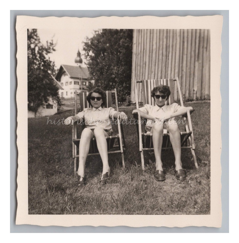 Portrait 2 Frauen mit Sonnenbrille zeigen Bein – Altes Foto