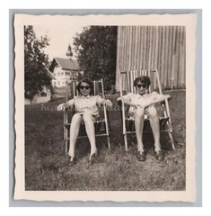 Portrait 2 Frauen mit Sonnenbrille zeigen Bein – Altes Foto