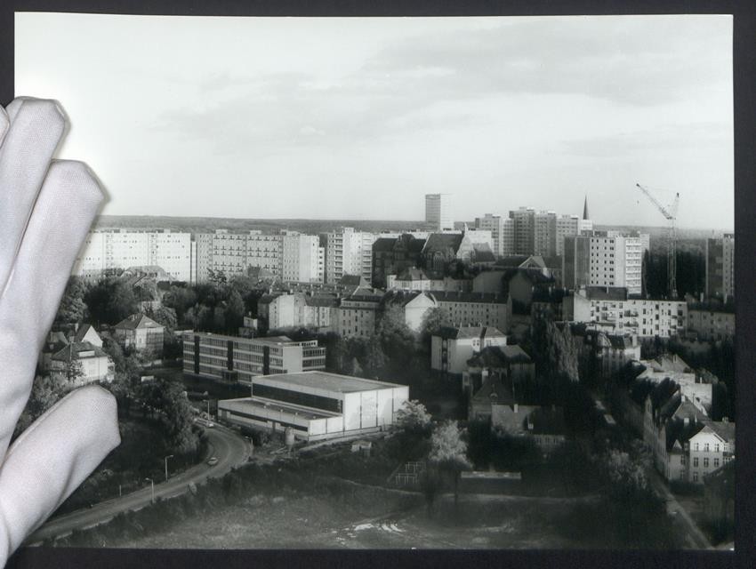 12 photographs view Frankfurt/Or, publisher PGH film and image Berlin,