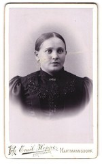Photograph Emil Hoppe, Hartmannsdorf, vis-a-vis. the gas station, portrait woman
