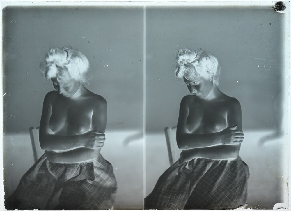 Photograph on 13x18cm glass plate. Nude study photography. 1900