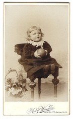 Photography Adolf Winkler, Görlitz, Berliner-Strasse 12, curly child with pointed