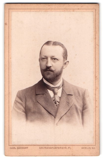 Photography Carl Seegert, Berlin, size Frankfurter-Str. 71, portrait of a gentleman