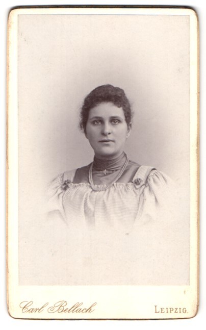 Photograph Carl Bellach, Leipzig, Gellertstr. 12-14, Portrait Young Woman in Kar