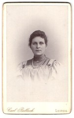 Photograph Carl Bellach, Leipzig, Gellertstr. 12-14, Portrait Young Woman in Kar