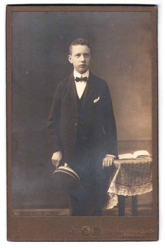 Photograph Oscar Rothe, Dresden, Schäferstraße 37, young confirmation with singing