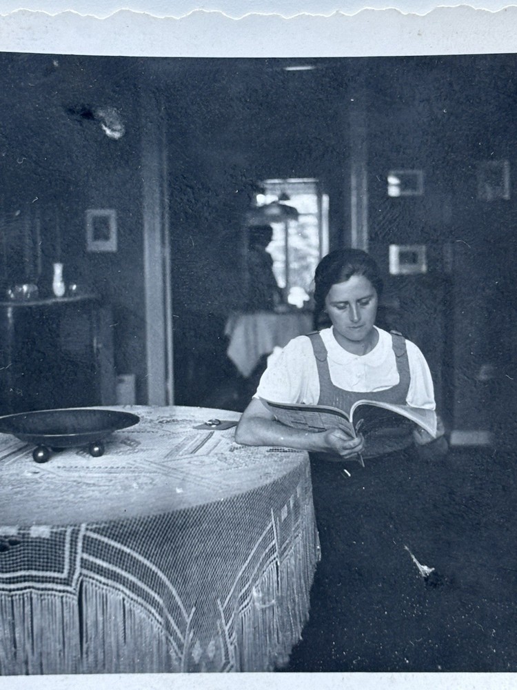 ❤️Vintage Portrait 1950s Beautiful Woman At Home • Reading & Rest Agfa Lupex 6x6cm