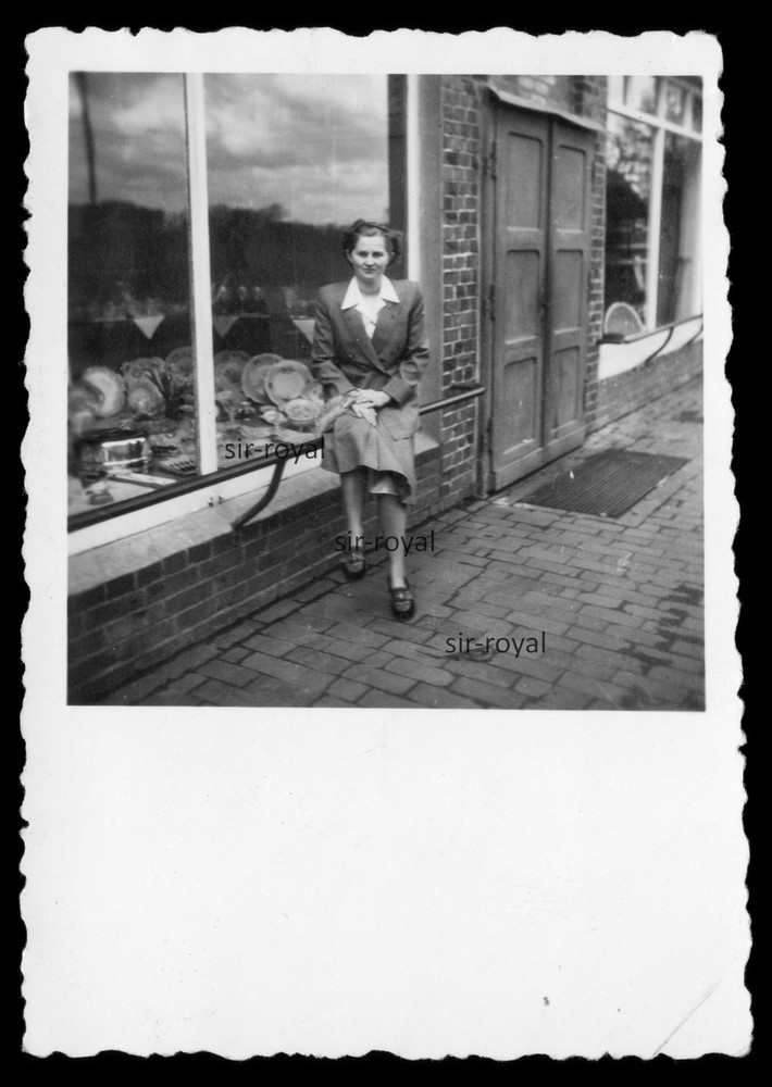 Pretty Woman in Front of Shop Window with Porcelain – 1940s Shop Shop – Photo 6x9cm