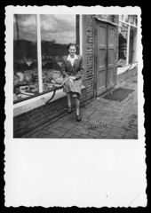 Pretty Woman in Front of Shop Window with Porcelain – 1940s Shop Shop – Photo 6x9cm