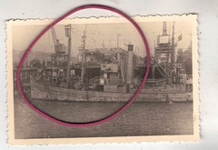 PHOTO PHOTO OUTPOST BOAT GERMAN MRINE WW2 WITH EMBLEM