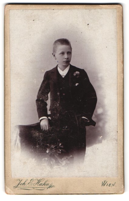 Photograph Joh. E. Hahn, Vienna, Mariahilferstraße 105, Schuberth Adolf in elegant