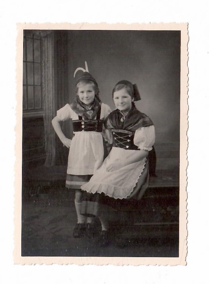 8043 – Photo * 2 Girls in Costume * 1951