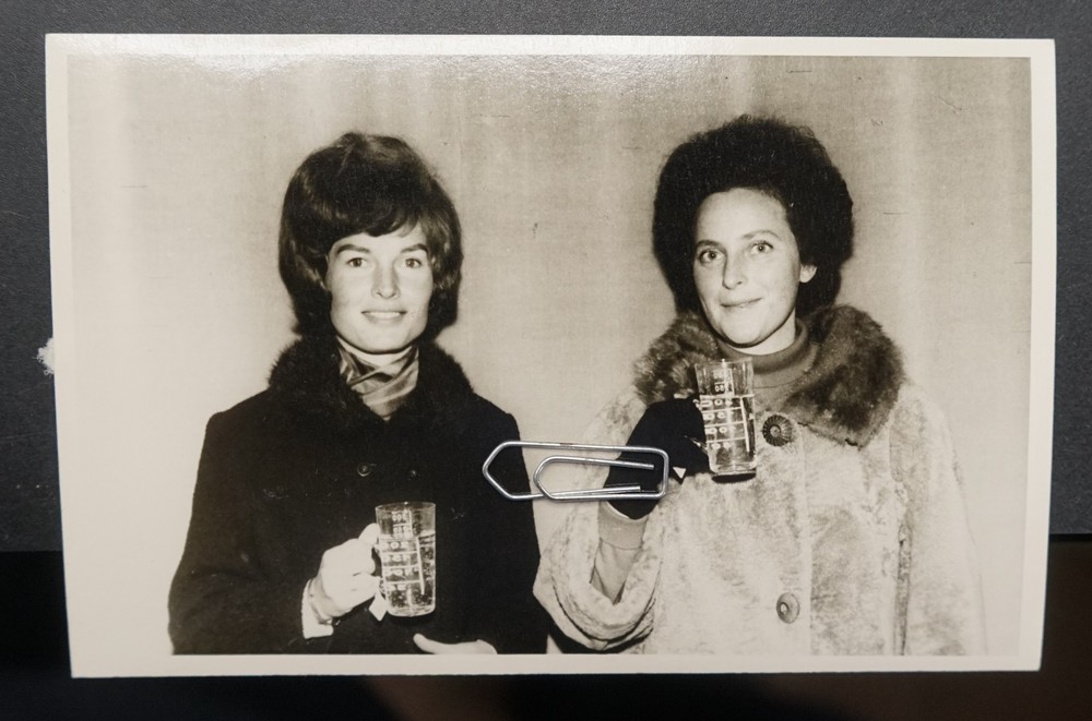 Photo Portrait Women Fur Coat Healing Spring Bath Water Glass Model Postcard Hairstyle