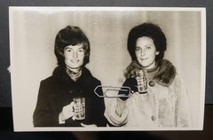 Photo Portrait Women Fur Coat Healing Spring Bath Water Glass Model Postcard Hairstyle
