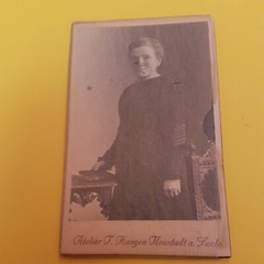 Foto Antik, Vintage, um 1900, Junge Frau mit Buch, originale Schutzhülle, Pappe