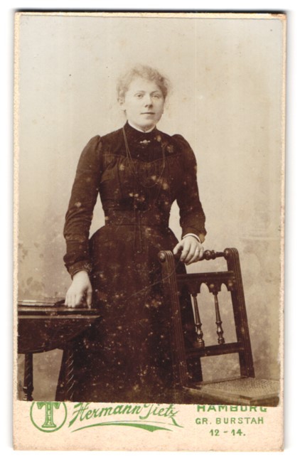 Photograph Hermann Tietz, Hamburg, large burstah 12-14, lady in costume dress