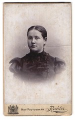 Photograph Walther Richter, Elberfeld, Herzogstrasse 20, portrait young woman in