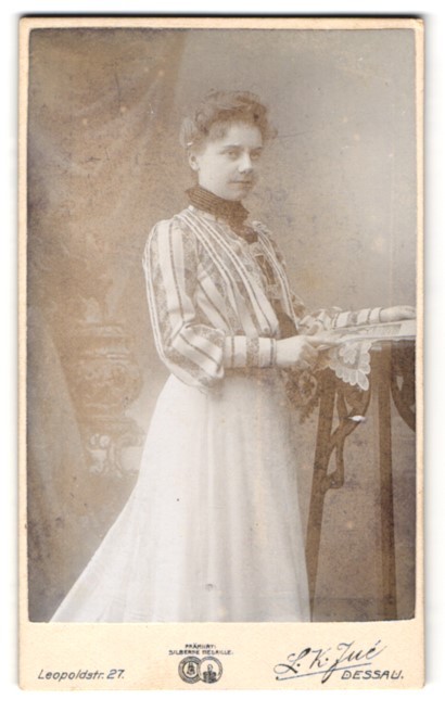 Photograph L. K. Jué, Dessau, Leopoldstr. 27, young lady in blouse and skirt