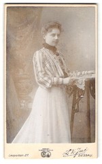 Photograph L. K. Jué, Dessau, Leopoldstr. 27, young lady in blouse and skirt