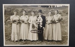 Photo portrait shooting king Adorf Vogtland women dress fashion picture chain top hat