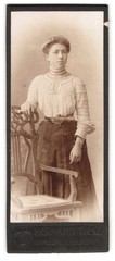 Photograph Hermann Tietz, Hamburg, size Burstah 12, portrait young woman in str