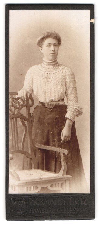 Photograph Hermann Tietz, Hamburg, size Burstah 12, portrait young woman in str