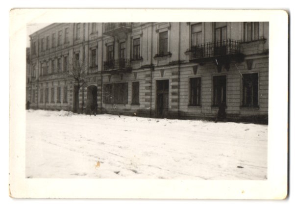 Photograph Vilnius, street view with houses in winter 1943