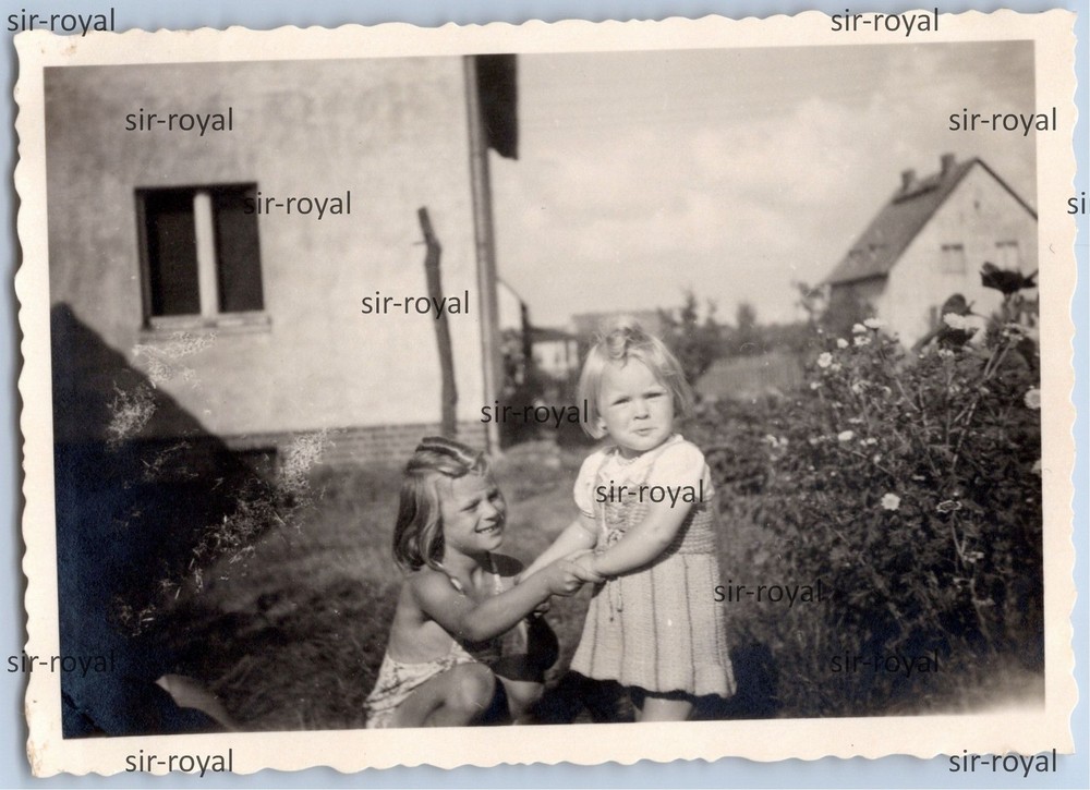 Belzig Circa 1942 – Blonde Girl in Garden – 1940s – Photo 9x6cm