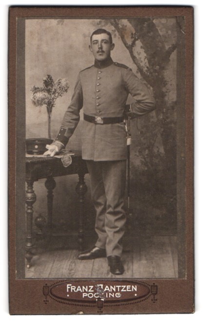 Photograph Franz Jantzen, pocking, street unknown, portrait soldier with bayon