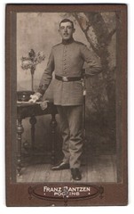 Photograph Franz Jantzen, pocking, street unknown, portrait soldier with bayon